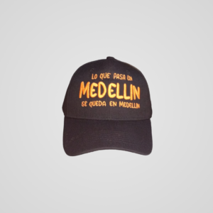 Gorra Clásica con Frase Única 🧢 Lo Que Pasa En Medellín Se Queda En Medellín