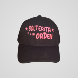 Gorra Clásica con Frase Única 🧢 Solterita Y a La Orden