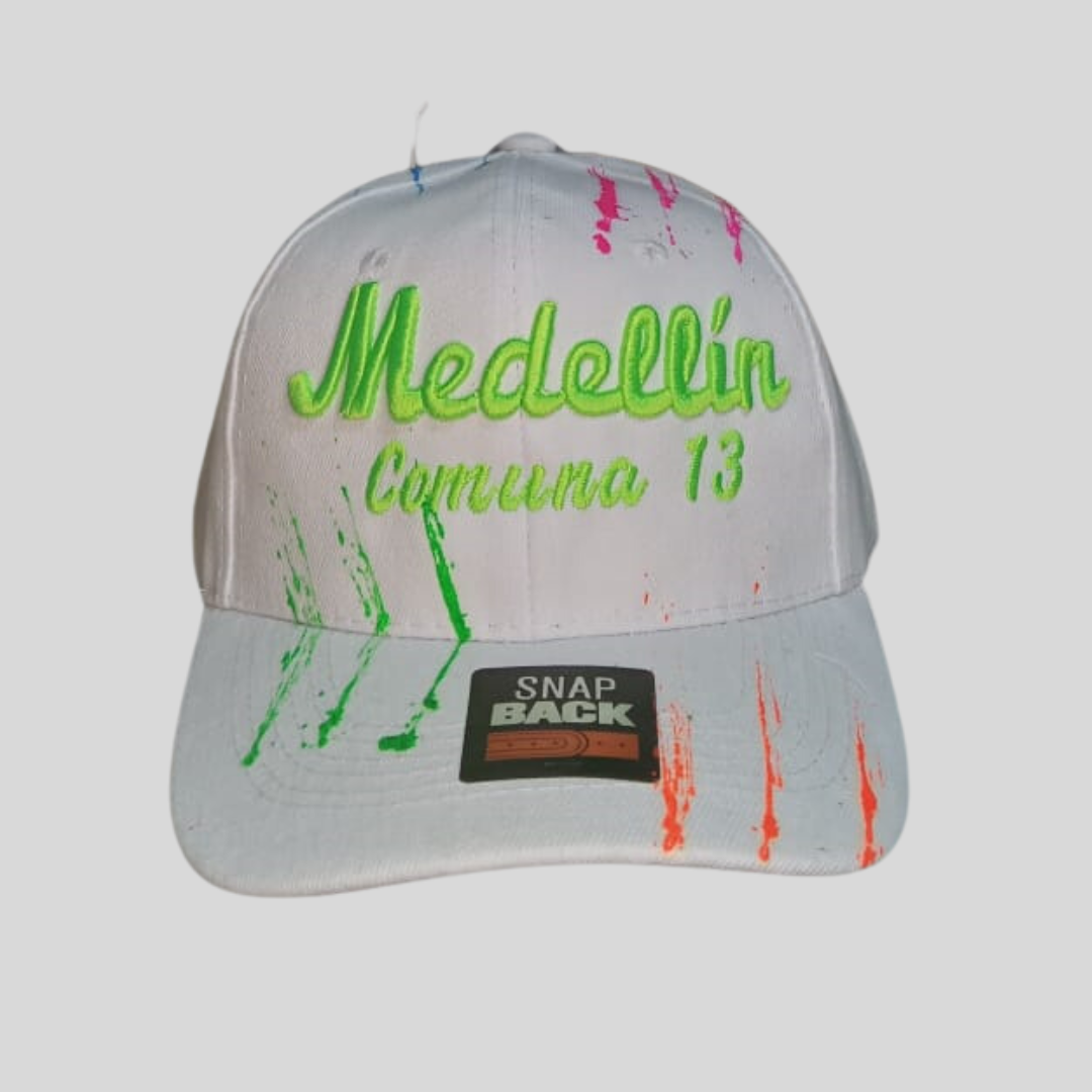 Gorra Clásica con Frase Única 🧢 Medellín Comuna 13 - Imagen 4